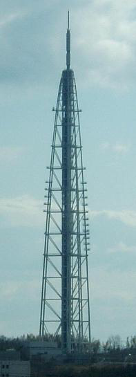 地上デジタル放送の電波を発信するタワー